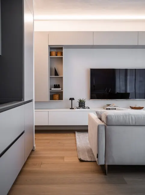 Open space living verso la cucina, con illuminazione a led integrata
