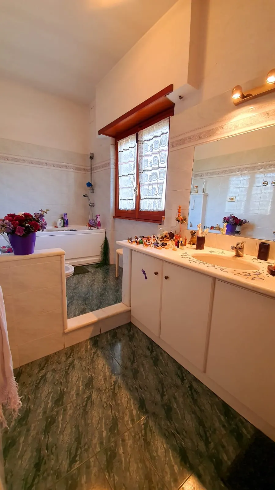 Secondo bagno con pavimento in marmo verde e vasca da bagno