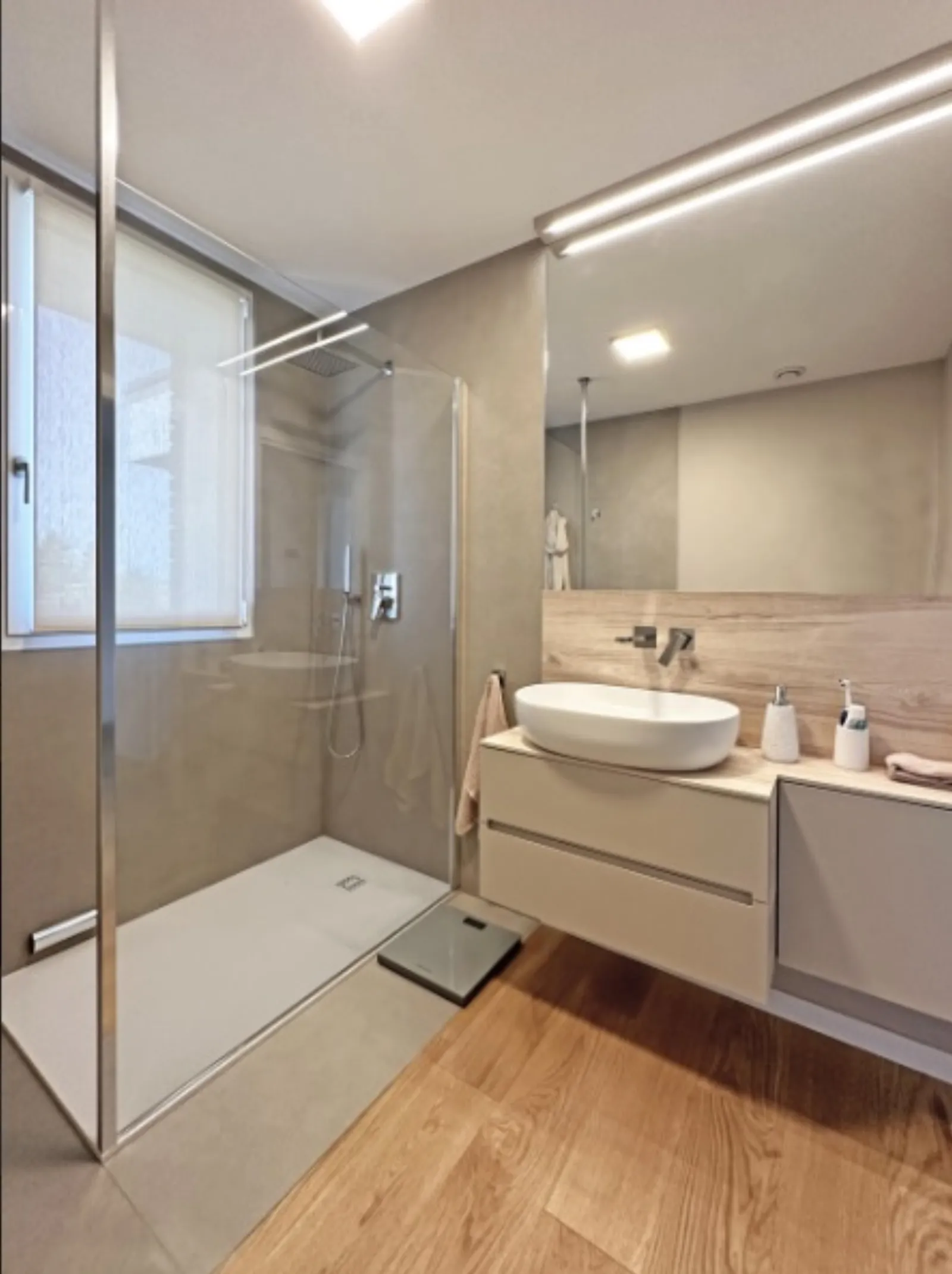 Secondo bagno con doccia ampia e lavabo da appoggio