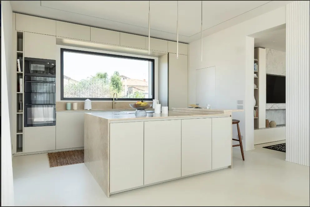 Cucina con isola e grande vetrata sul verde, Attico Parioli
