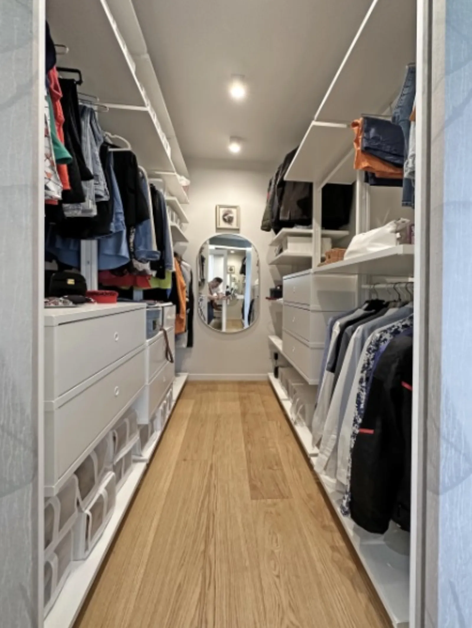 Cabina armadio passante con specchio ovale e illuminazione integrata