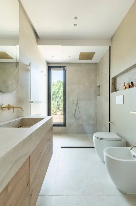 Bagno padronale, doccia walk-in e mobile in legno su misura
