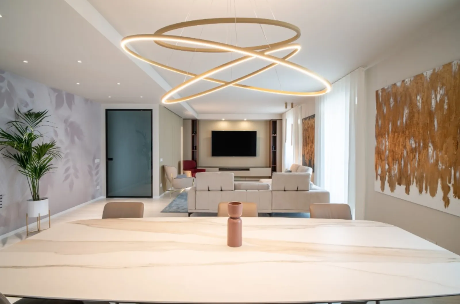 Vista d'insieme del living open space con sospensione scultorea
