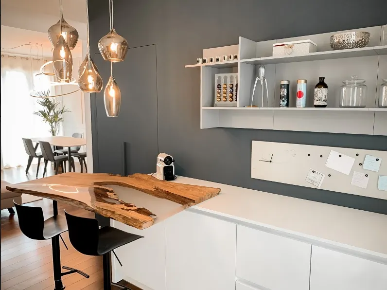 Parete attrezzata della cucina con mensole espositive e zona caffè