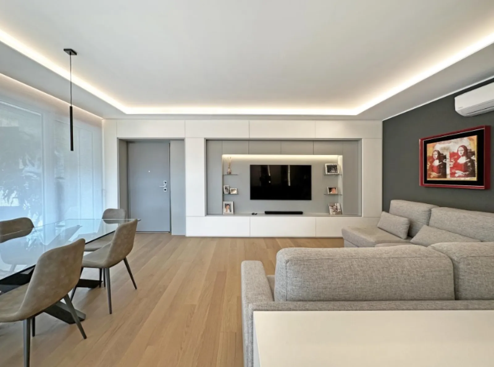 Living con parete TV su misura e illuminazione perimetrale, Corso Trieste