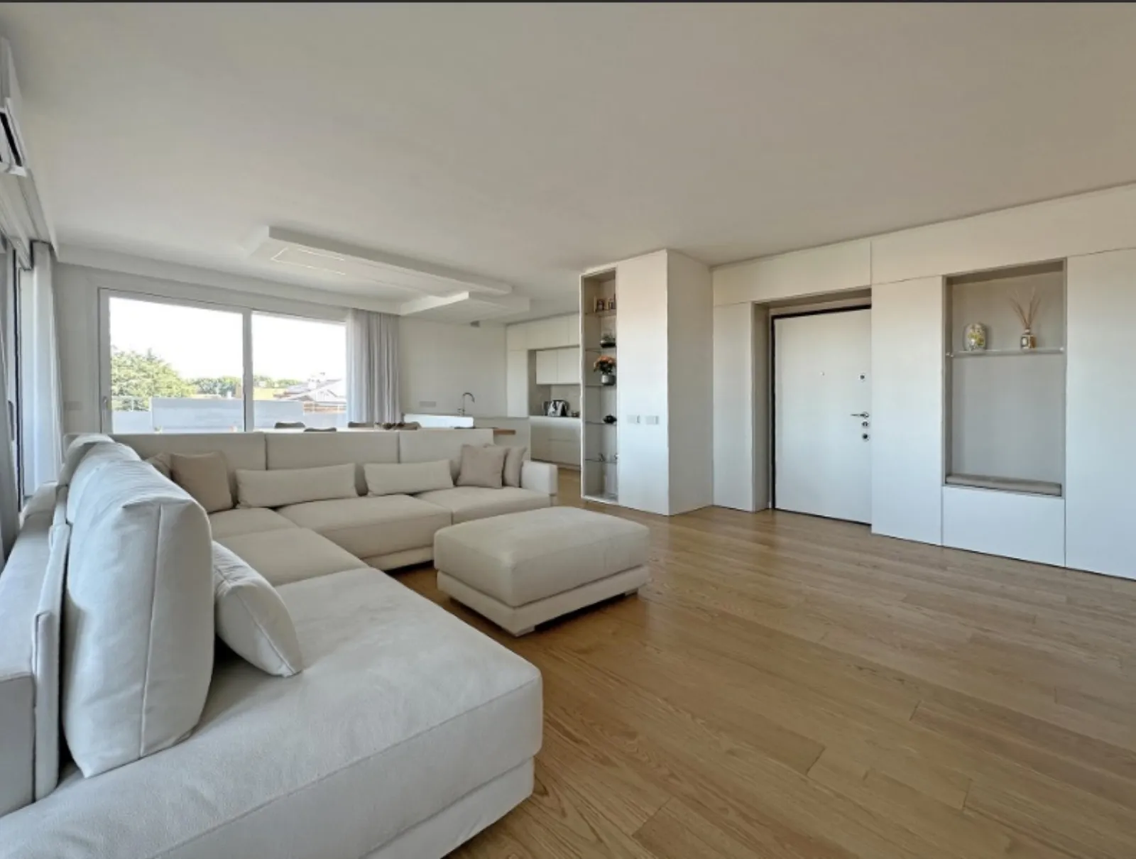 Salone con grande vetrata panoramica e vista sui tetti di Roma
