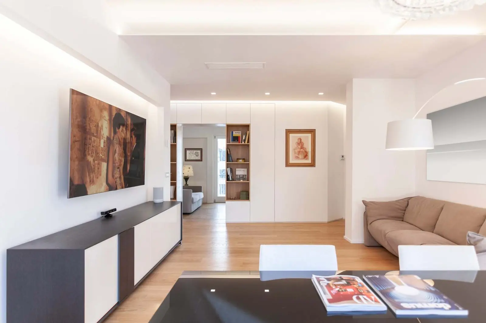 Zona TV con cornici luminose perimetrali