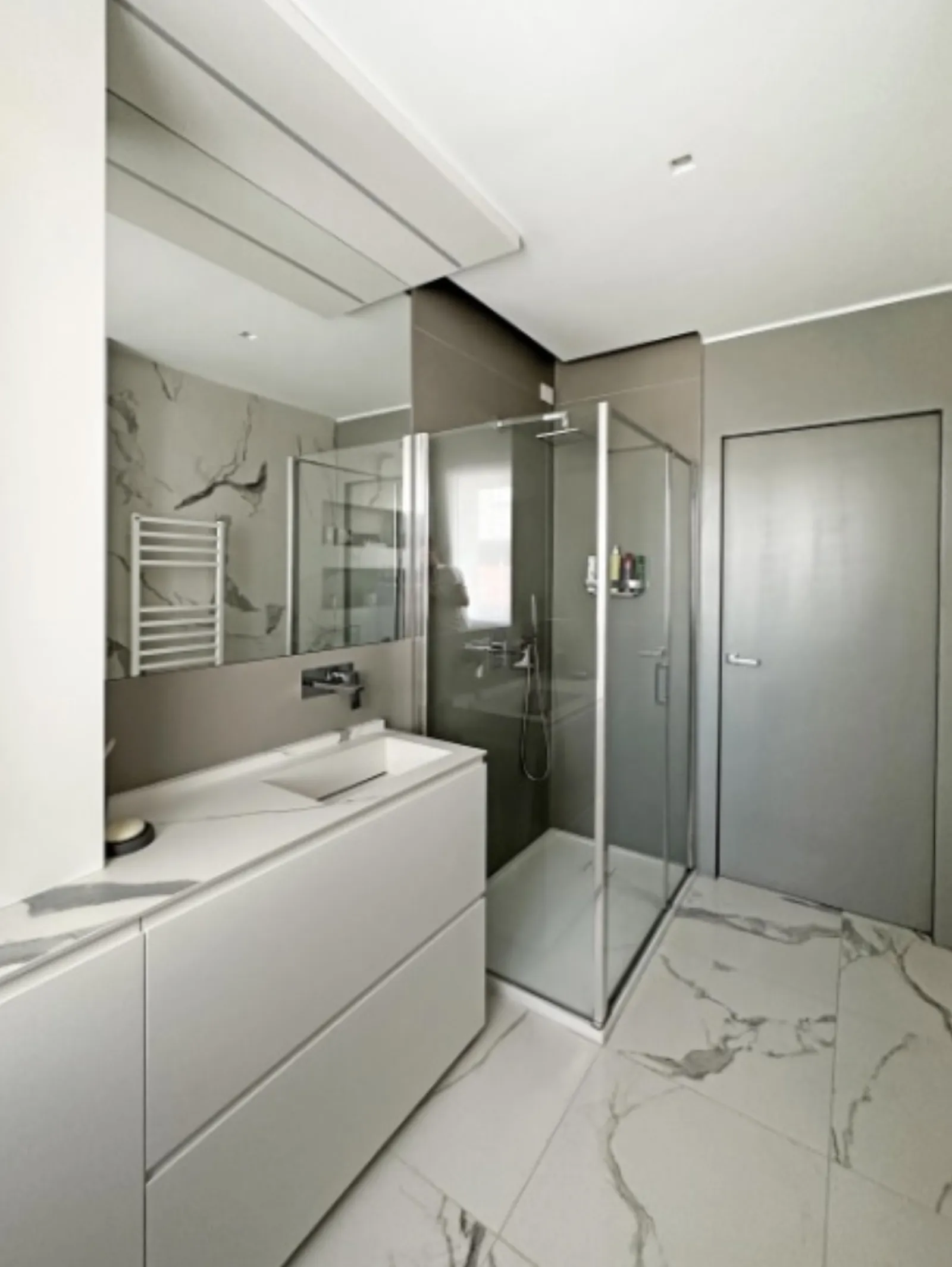 Bagno con doccia walk-in e pavimento in marmo