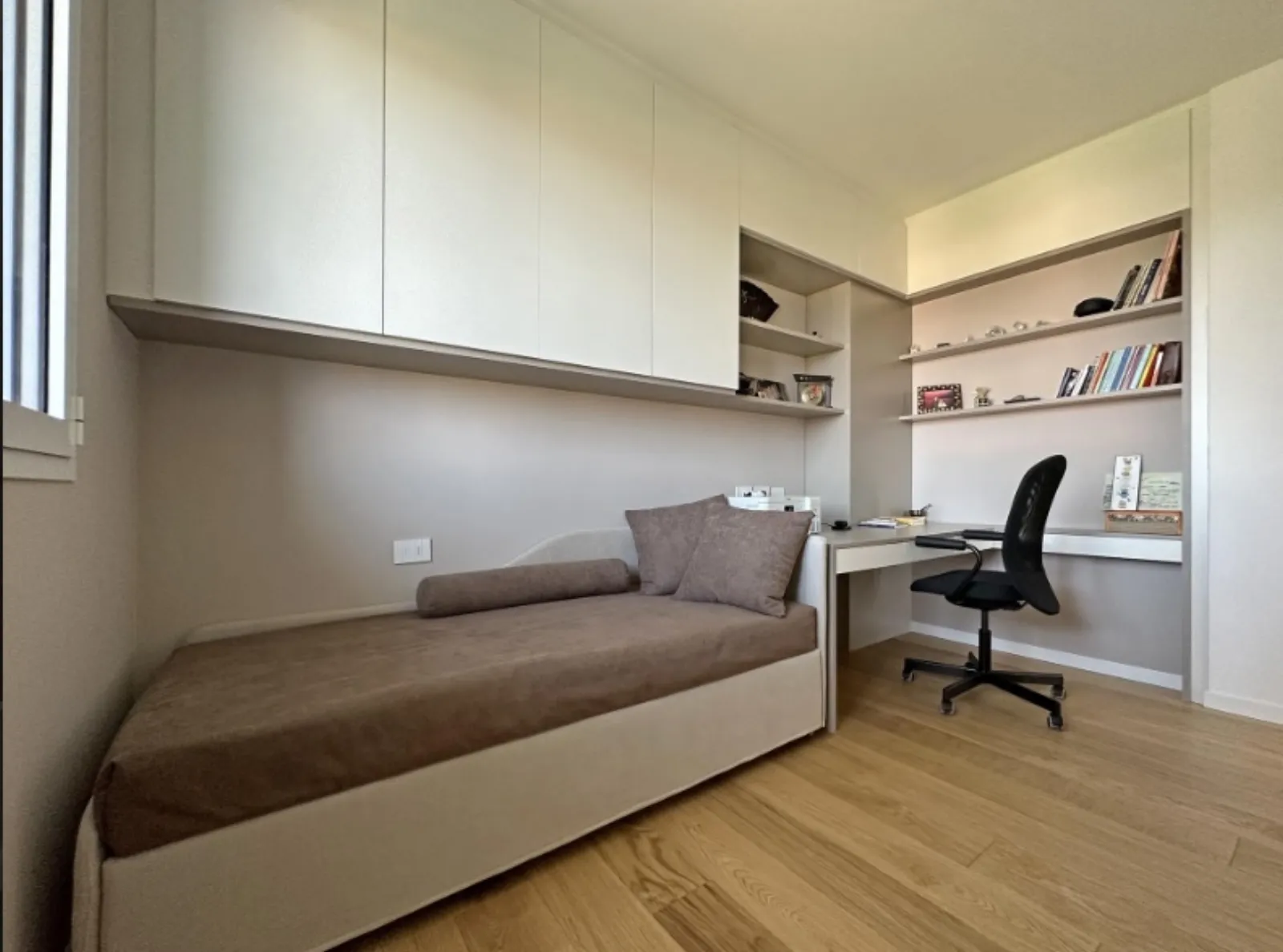 Cameretta con letto contenitore, scrivania su misura e libreria