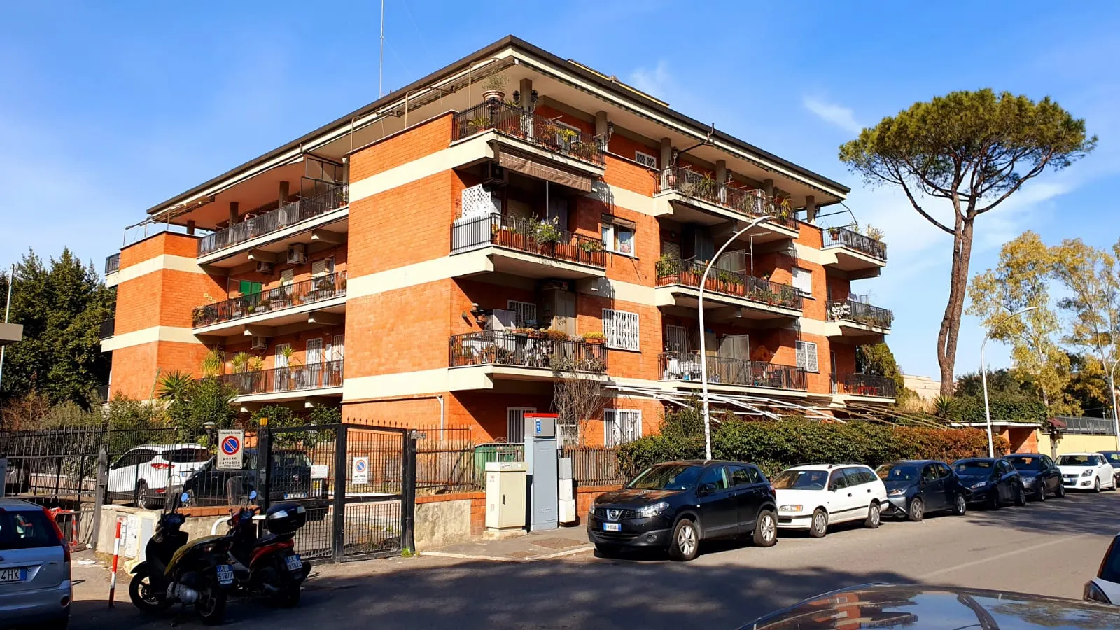Esterno del palazzo condominiale in zona Portuense con ampi balconi