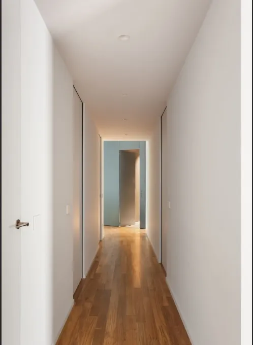 Corridoio zona notte con porte scorrevoli filomuro