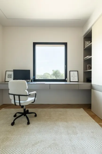 Studio con scrivania sospesa e libreria integrata