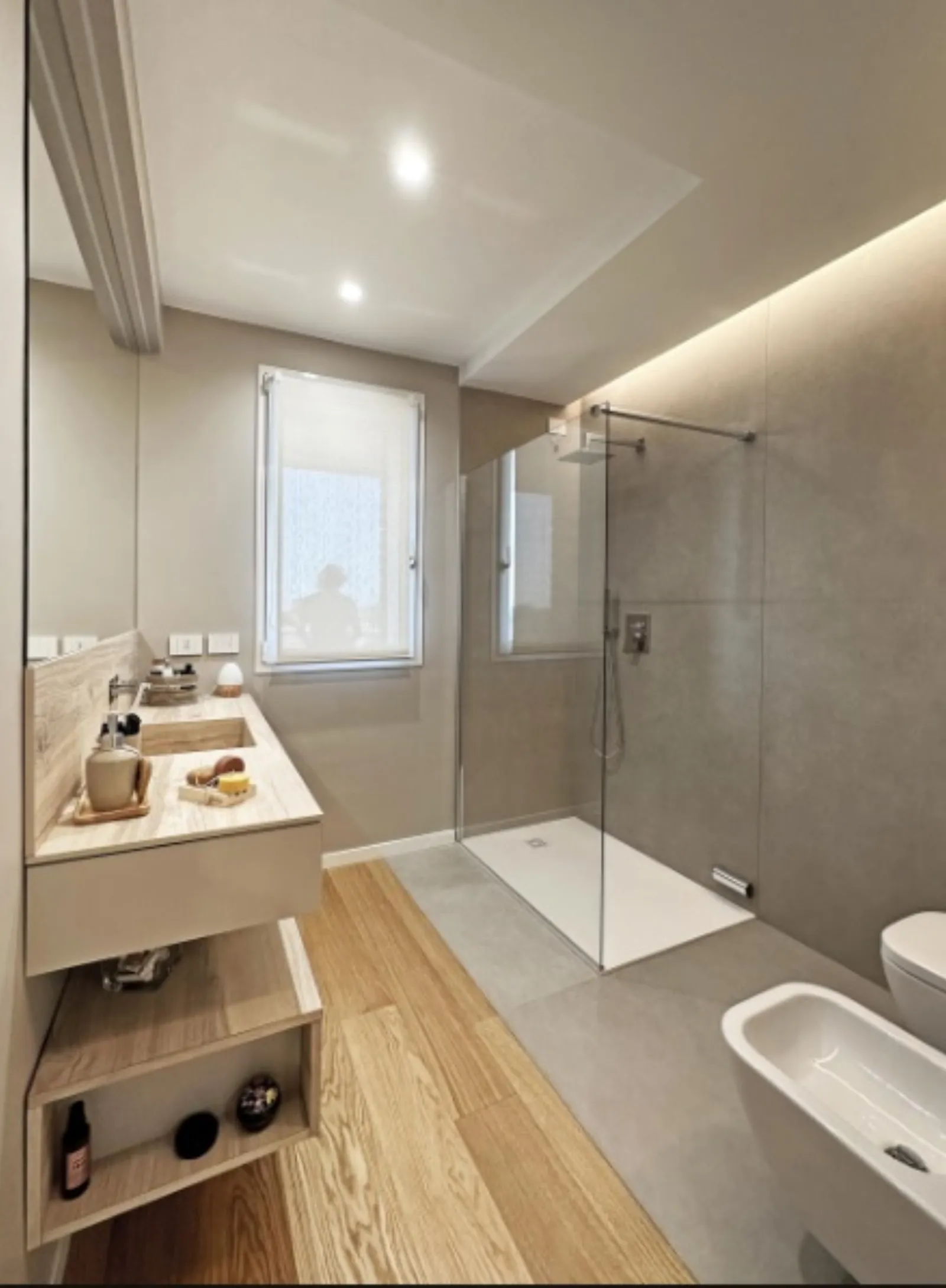 Bagno con doccia walk-in vetrata, luci d'atmosfera e pavimento in rovere