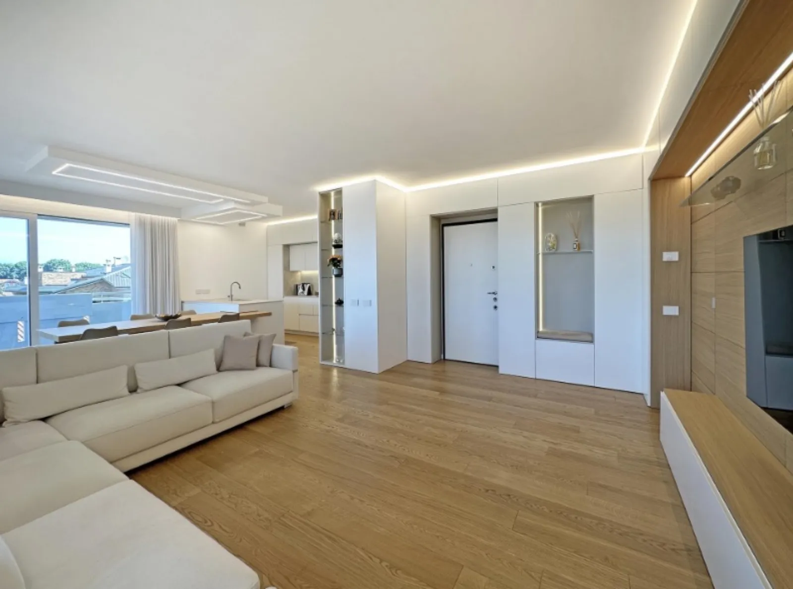 Ingresso con vista sull'ampio living luminoso