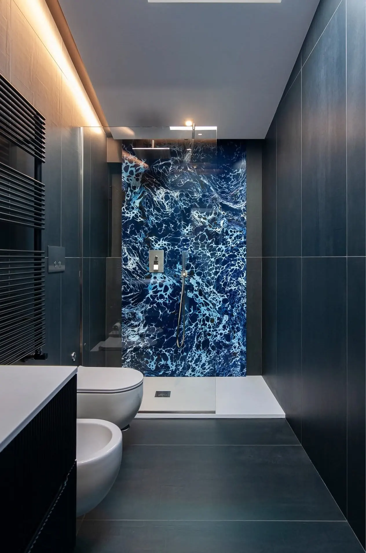 Doccia con parete in marmo blu intenso