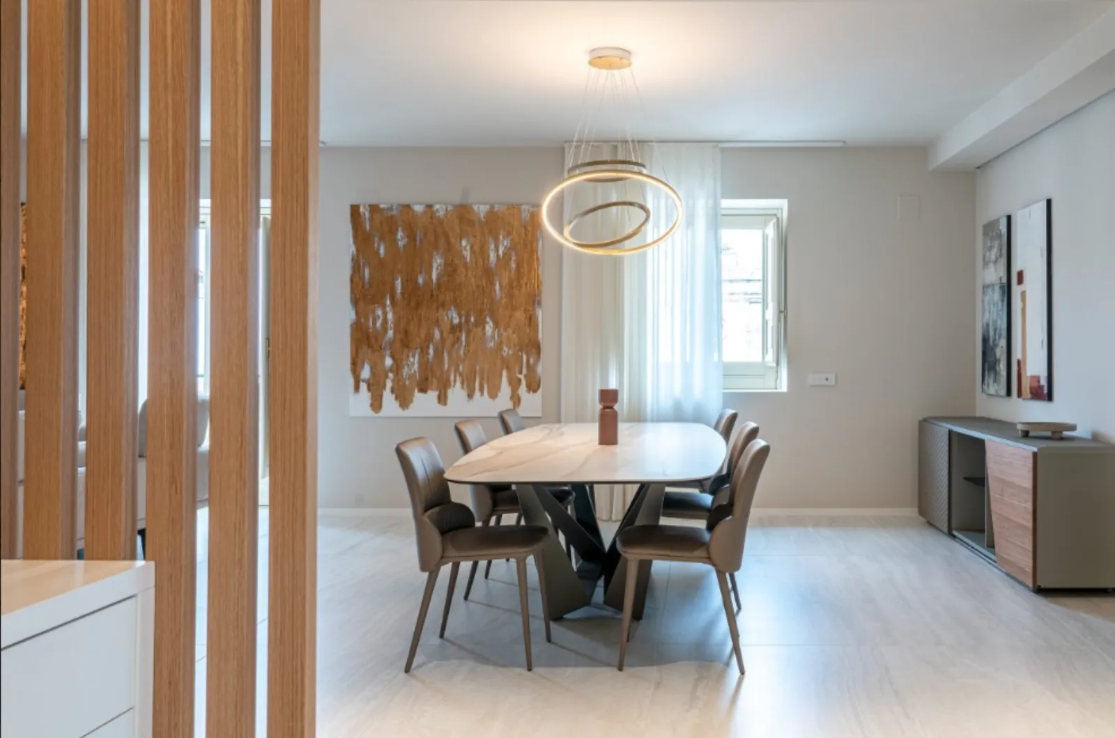 Zona pranzo vista dal corridoio con listelli in rovere