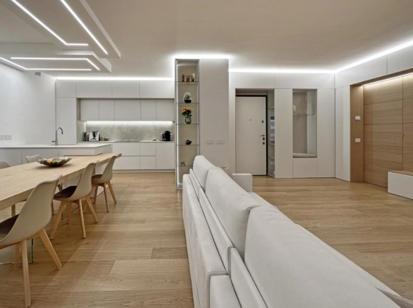 Living con illuminazione a led integrata nel controsoffitto