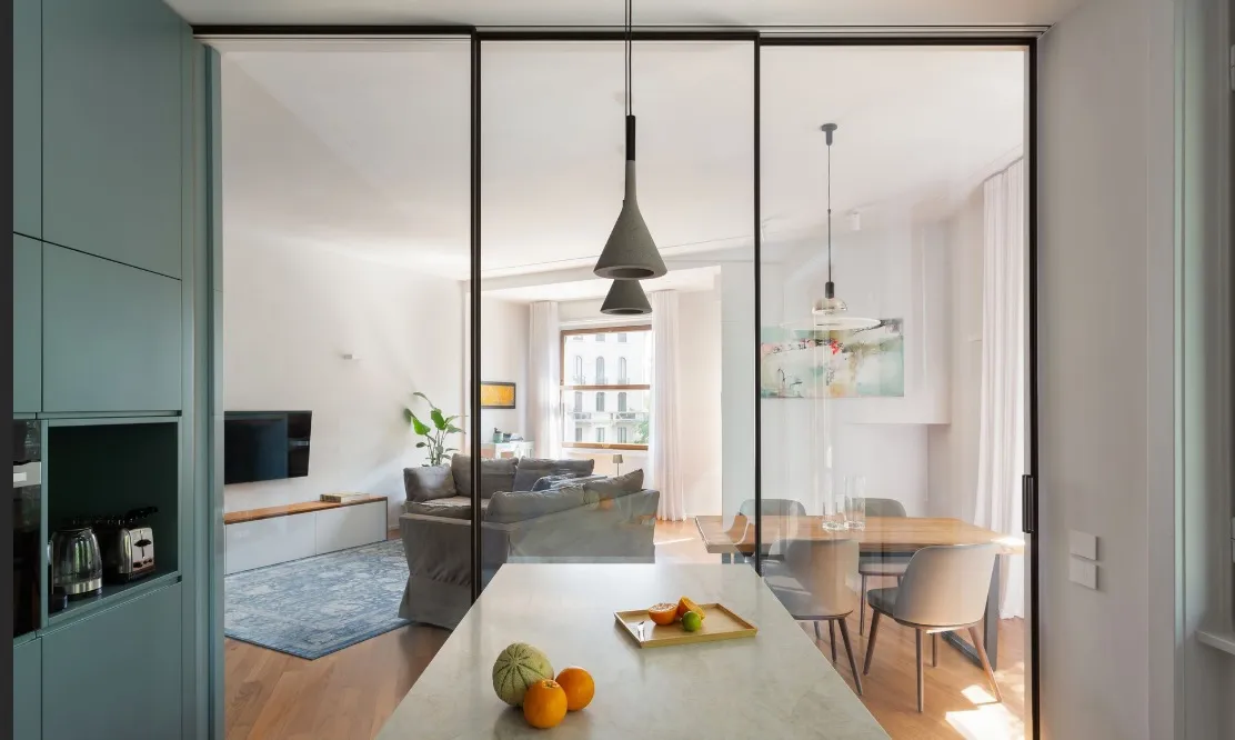 Zona living e pranzo vista dalla cucina